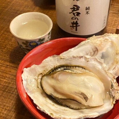 美味しい牡蠣、上手に焼けました\( ˆoˆ )/日本酒がよく合う！